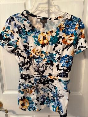 Jaanuu floral peplum scrub top